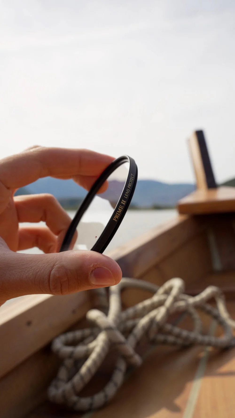 Marumi PRIME II Lens Protect – ochrona obiektywu w nowym wydaniu zdjęcie przedstawiające filtr Marumi Prime II Lens Protect w dłoni fotografa z widocznym napisem PRIME II LENS PROTECT na oprawce filtra