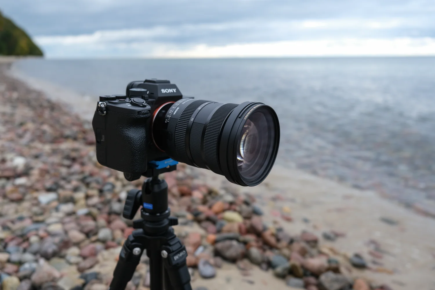 Marumi PRIME II Lens Protect – ochrona obiektywu w nowym wydaniu zdjęcie przedstawiające aparat z obiektywem na statywie nad brzegiem morza z nakręconym filtrem ochronnym Marumi PRIME II Lens Protect