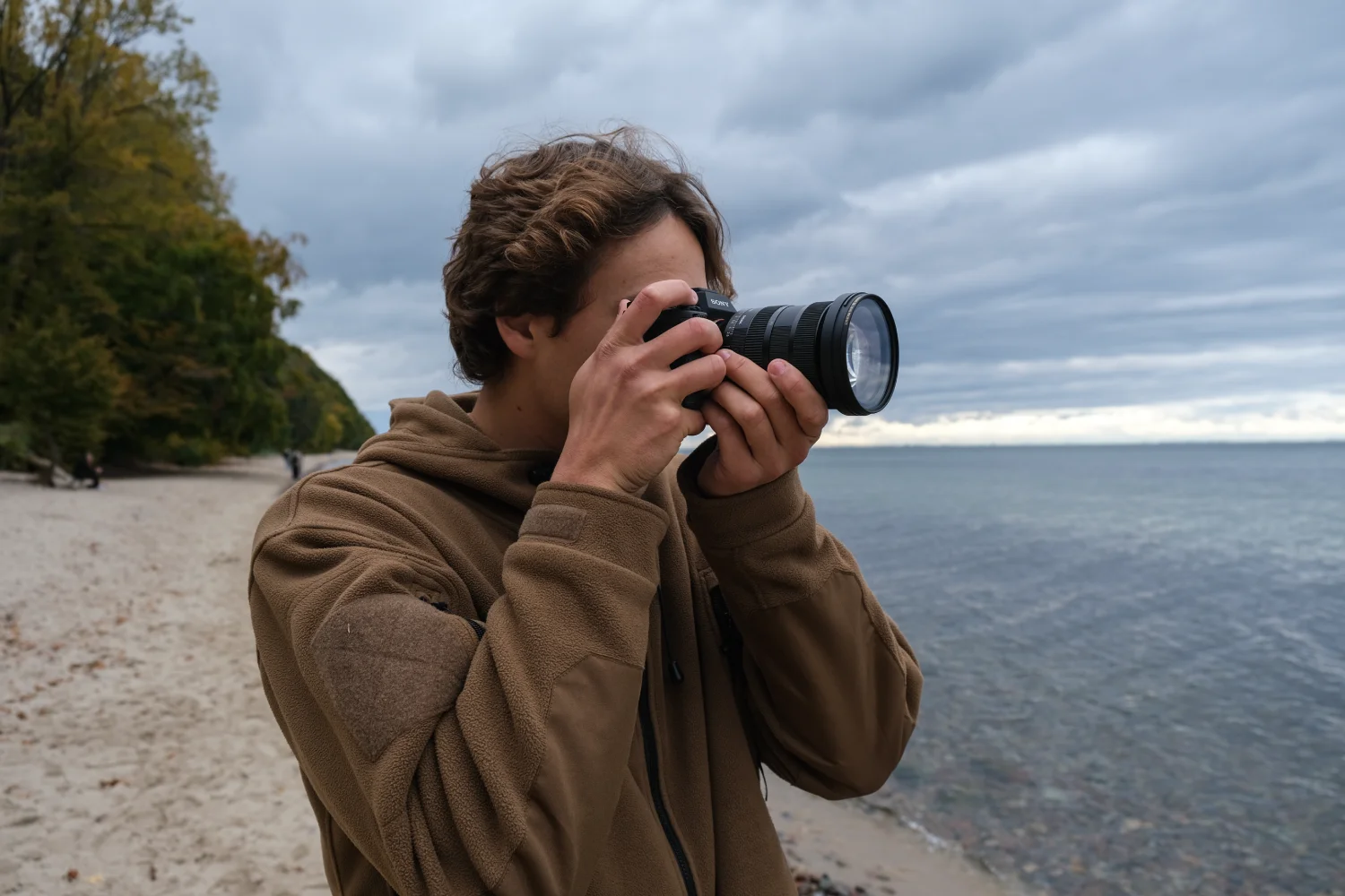 Marumi PRIME II Lens Protect – ochrona obiektywu w nowym wydaniu zdjęcie przedstawiające fotografującą osobę, a na obiektywie jest nakręcony filtr Marumi Prime II Lens Protect