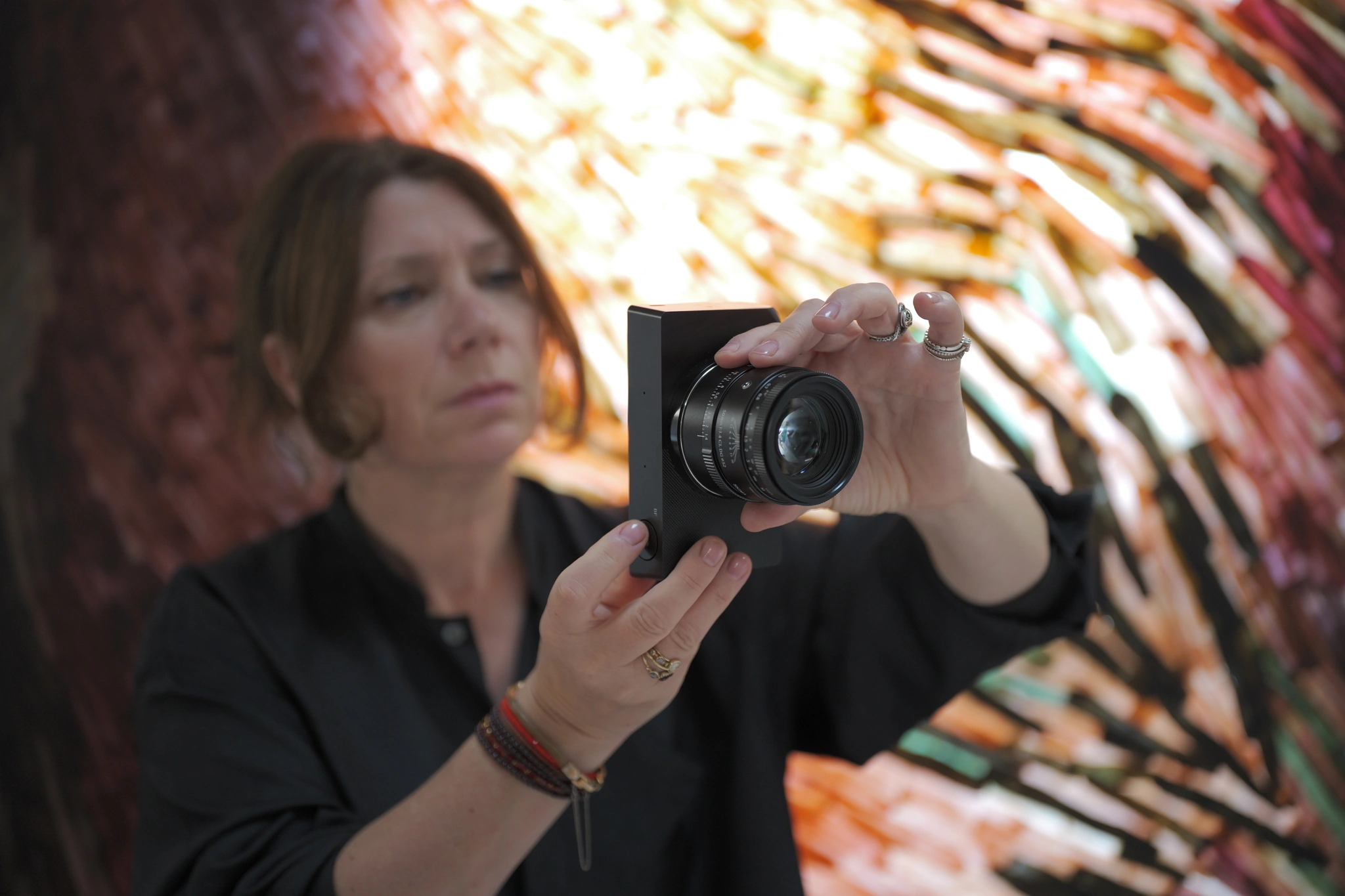Fotografka z aparatem i kompaktowym obiektywem SIGMA 50 mm F1.4 CL DG