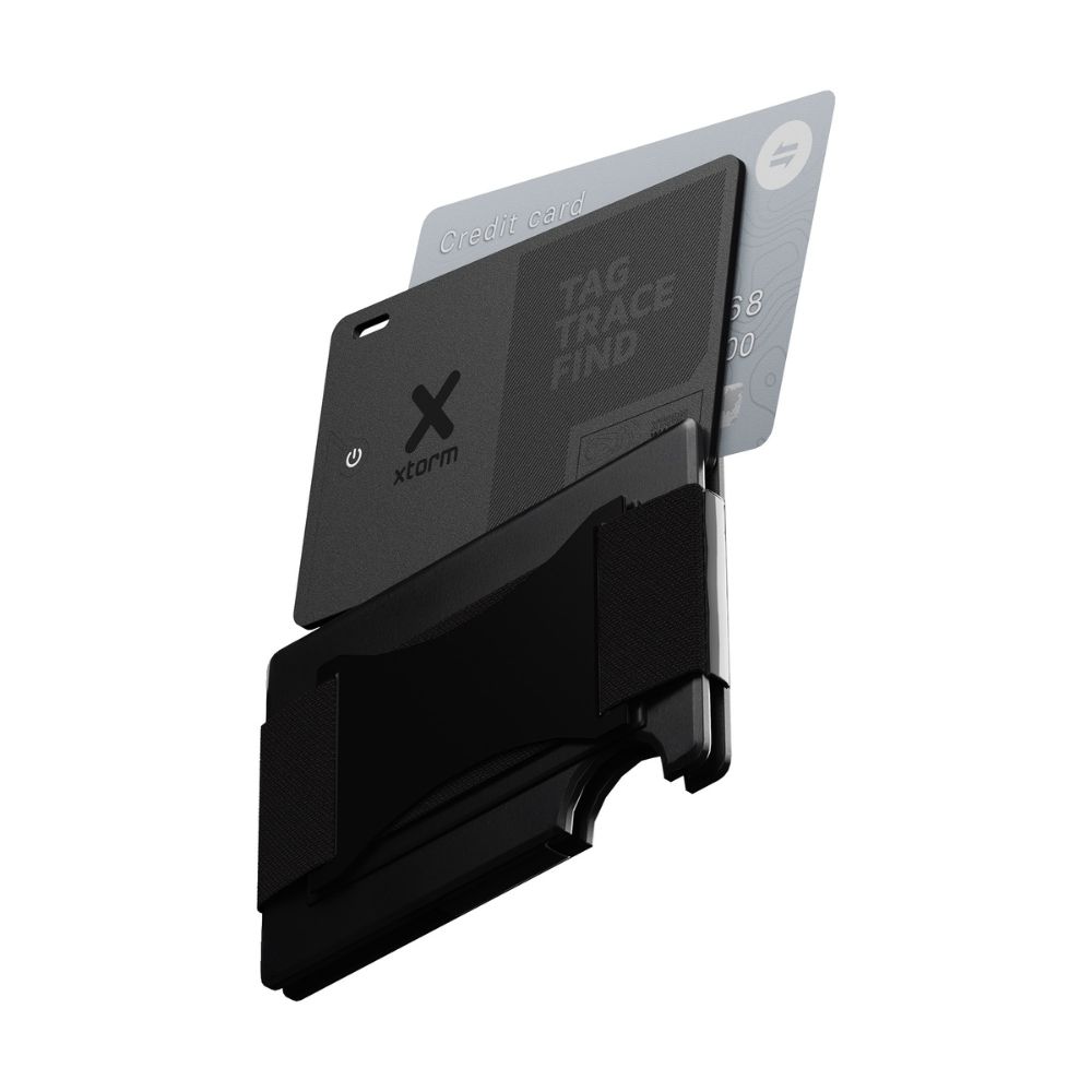 Xtorm Waterproof WalletTag wsunięty do portfela z kartami